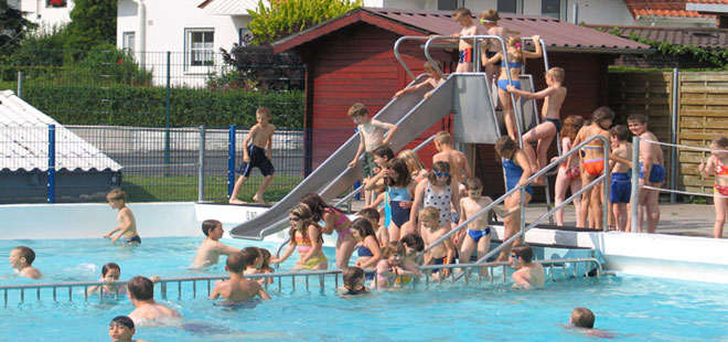 Das Bild zeigt das Quellwasserschwimmbad in Ockstadt, copyright Stadt Friedberg (Hessen)