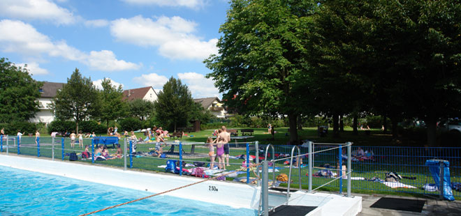 Das Bild zeigt das Quellwasserschwimmbad in Ockstadt, copyright Stadt Friedberg (Hessen)